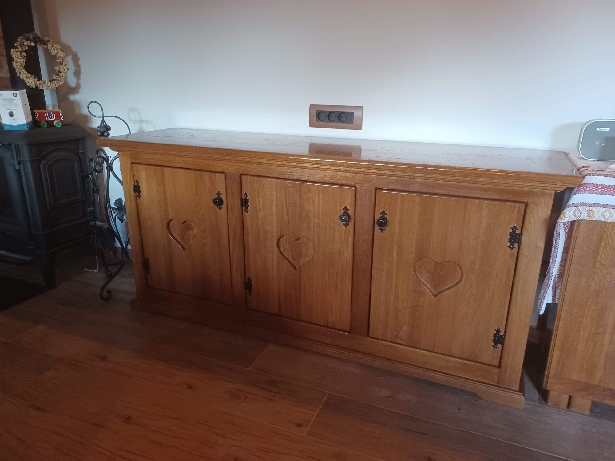 Masivni drveni ormari za dnevni boravak