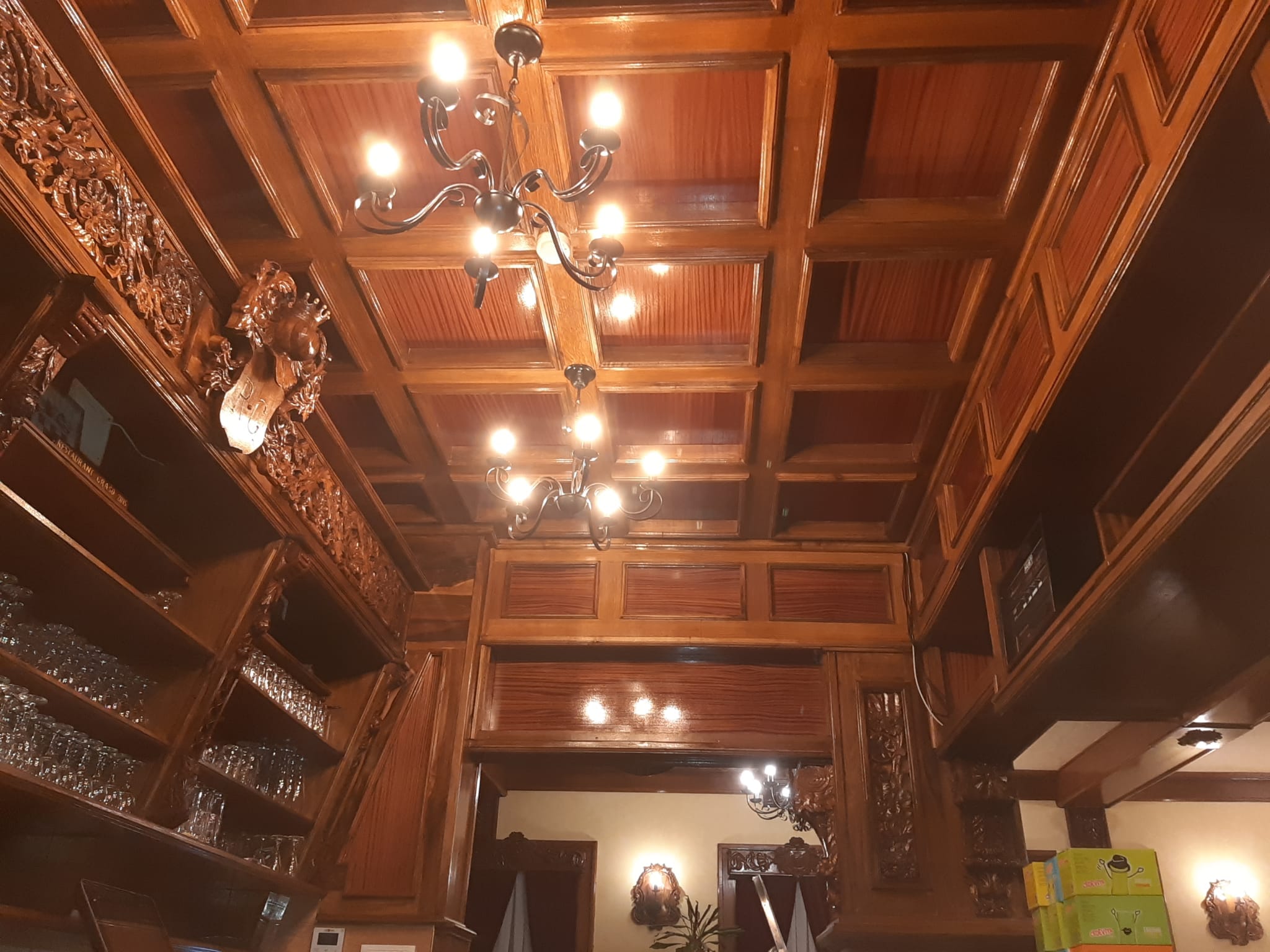 Drveni stolci i stolice po mjeri