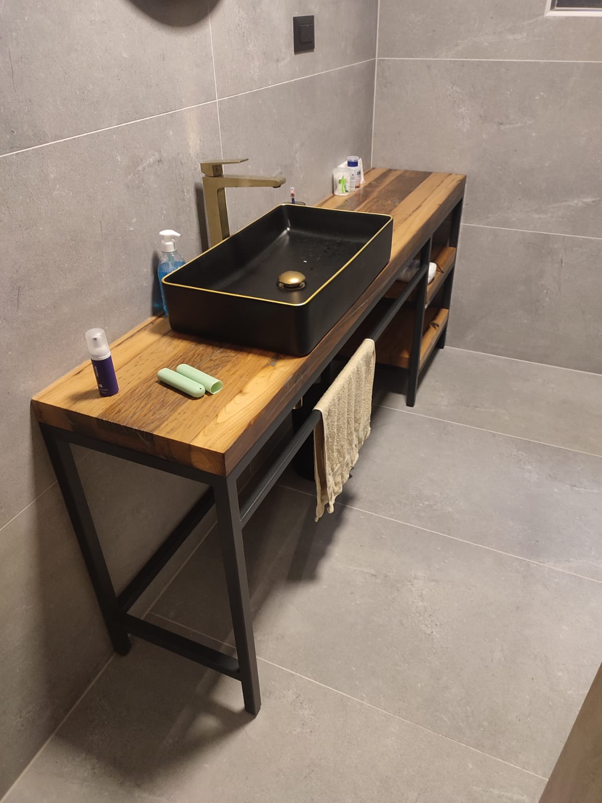 Interijer s drvenim detaljima