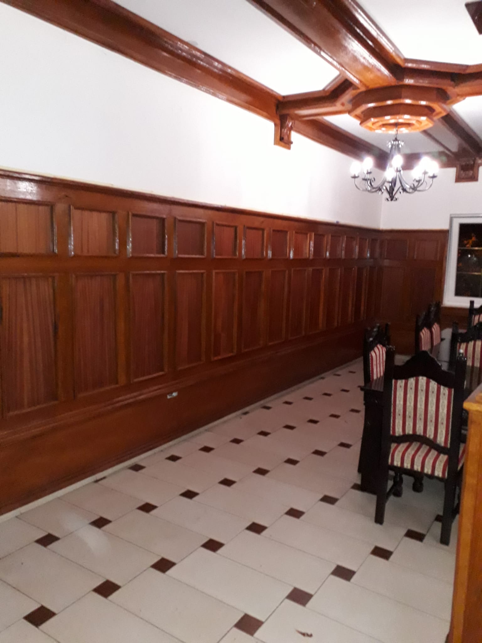 Drveni stolci i namještaj