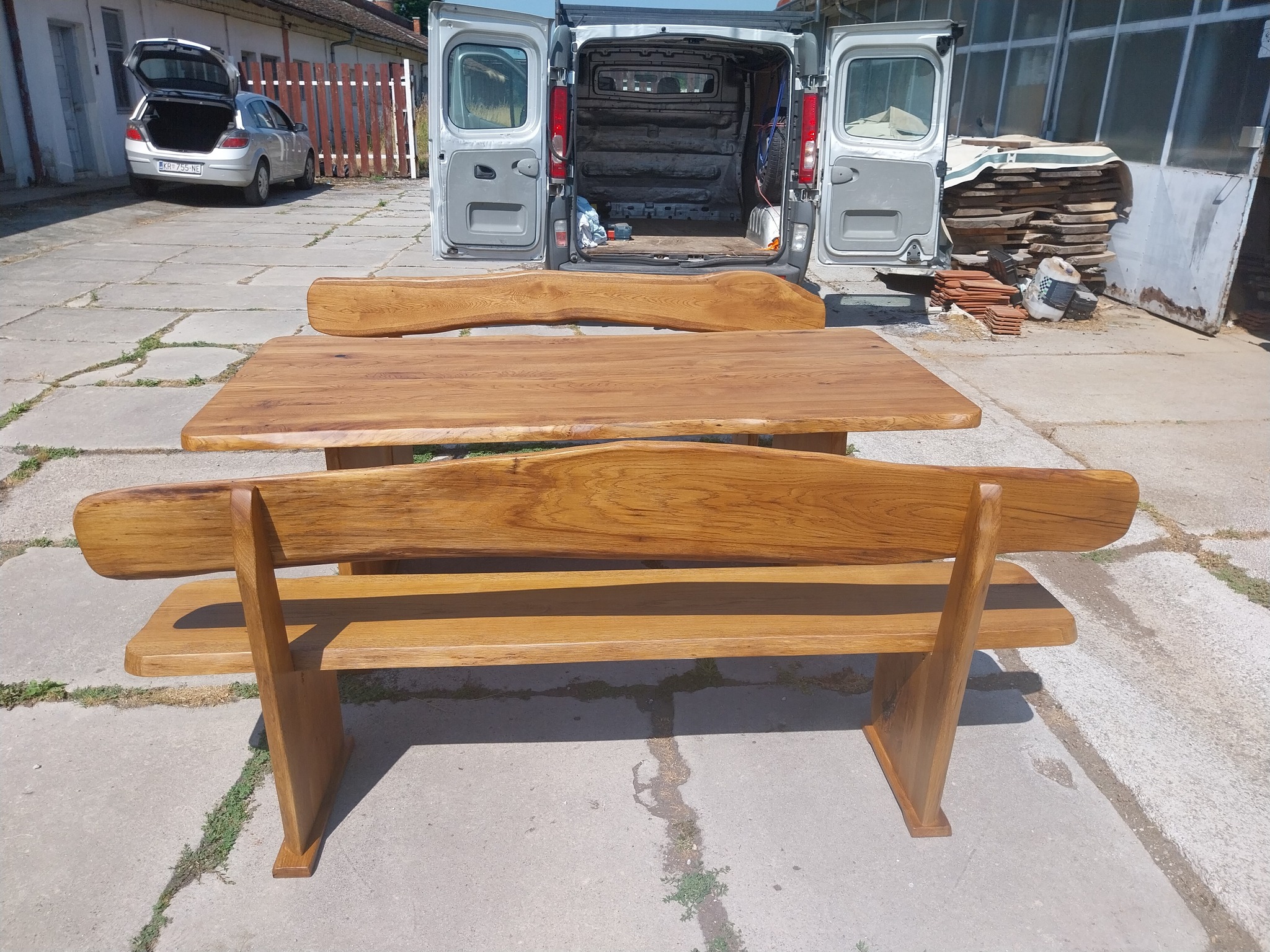 Drvena klupa s prirodnom teksturom