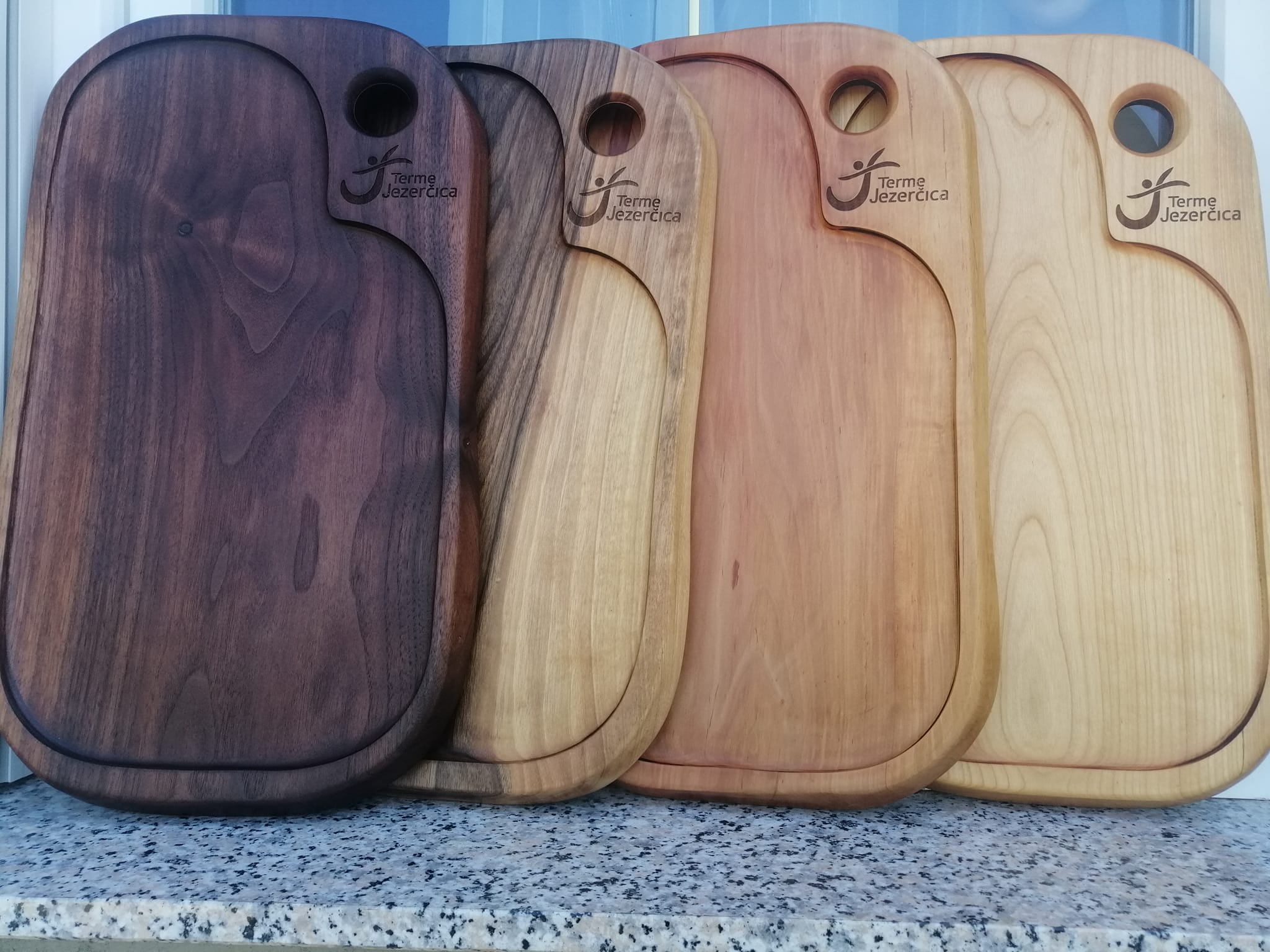 Drveni pladnji i posude za restorane