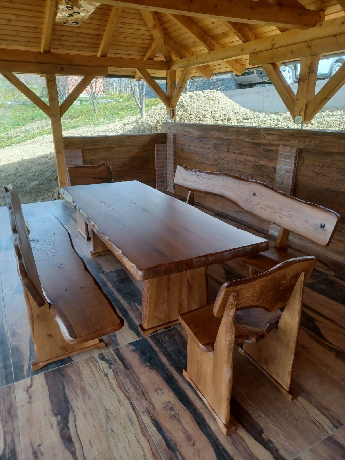 Rustikalni drveni stol od masivnog drveta za vanjski prostor