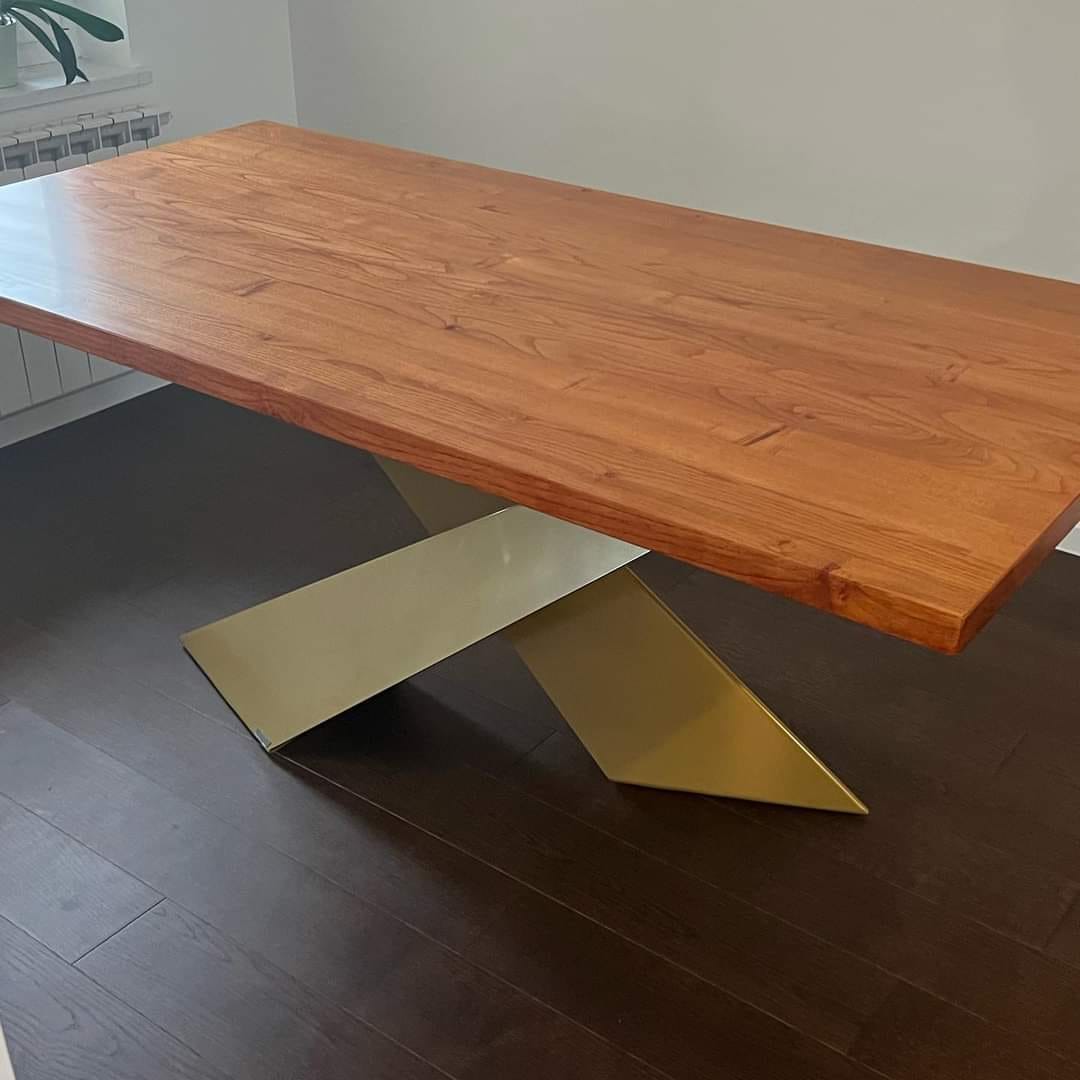 Masivni drveni stol za restorane i ugostiteljstvo