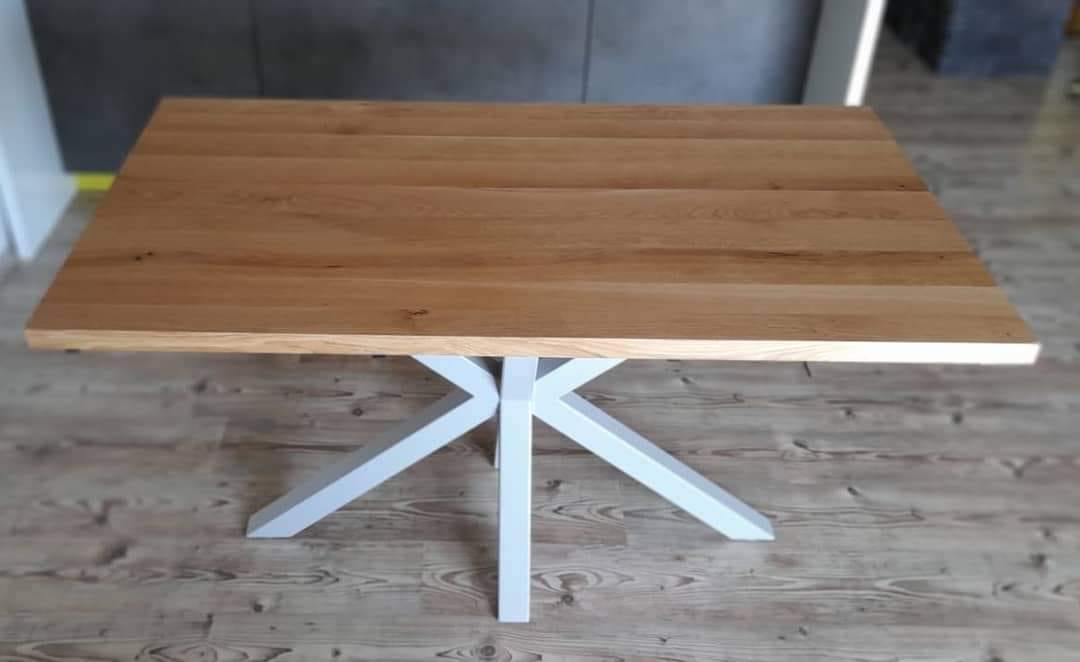 Drveni stol s prirodnom teksturom drveta