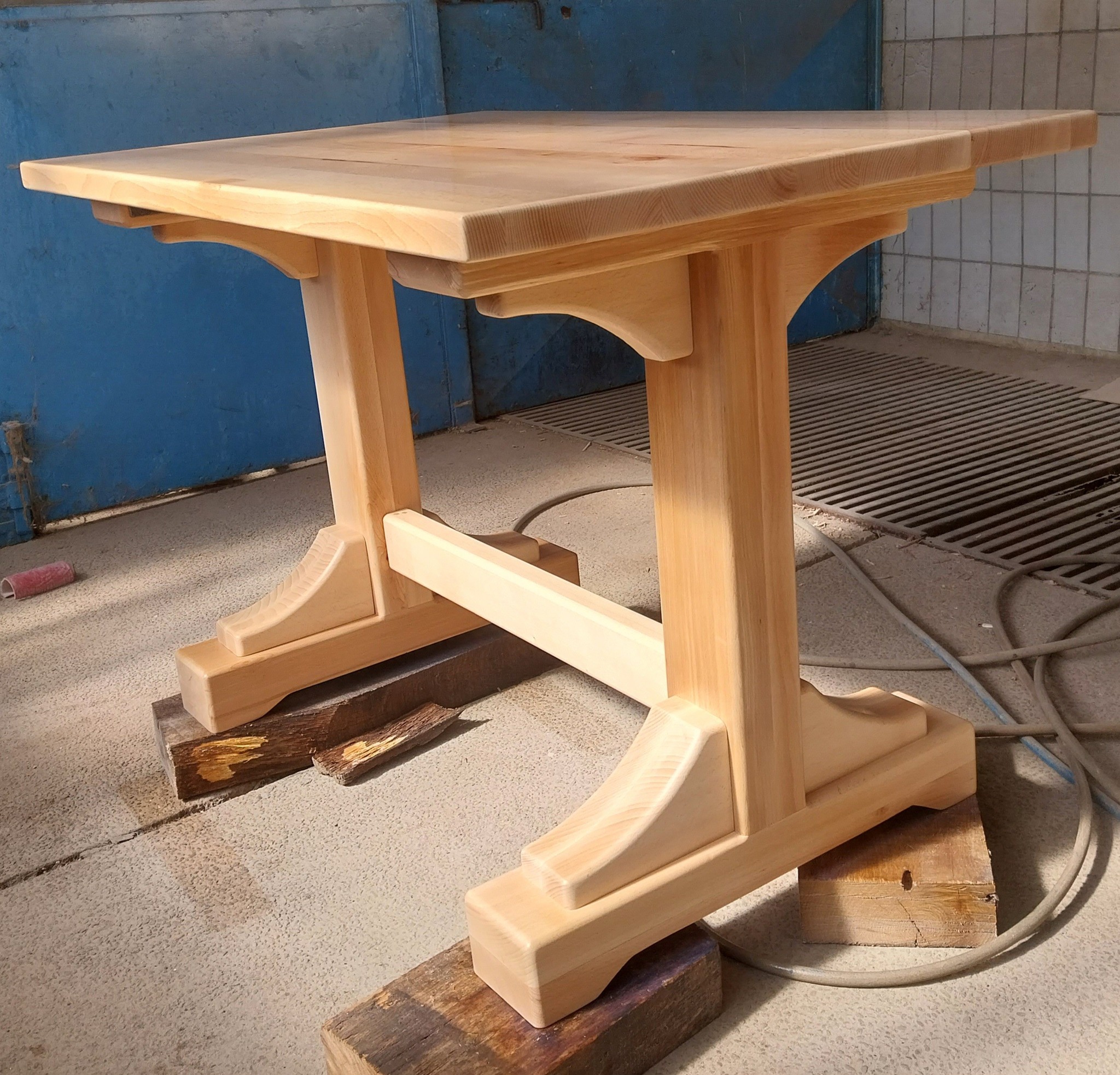 Veliki drveni stol za obitelj