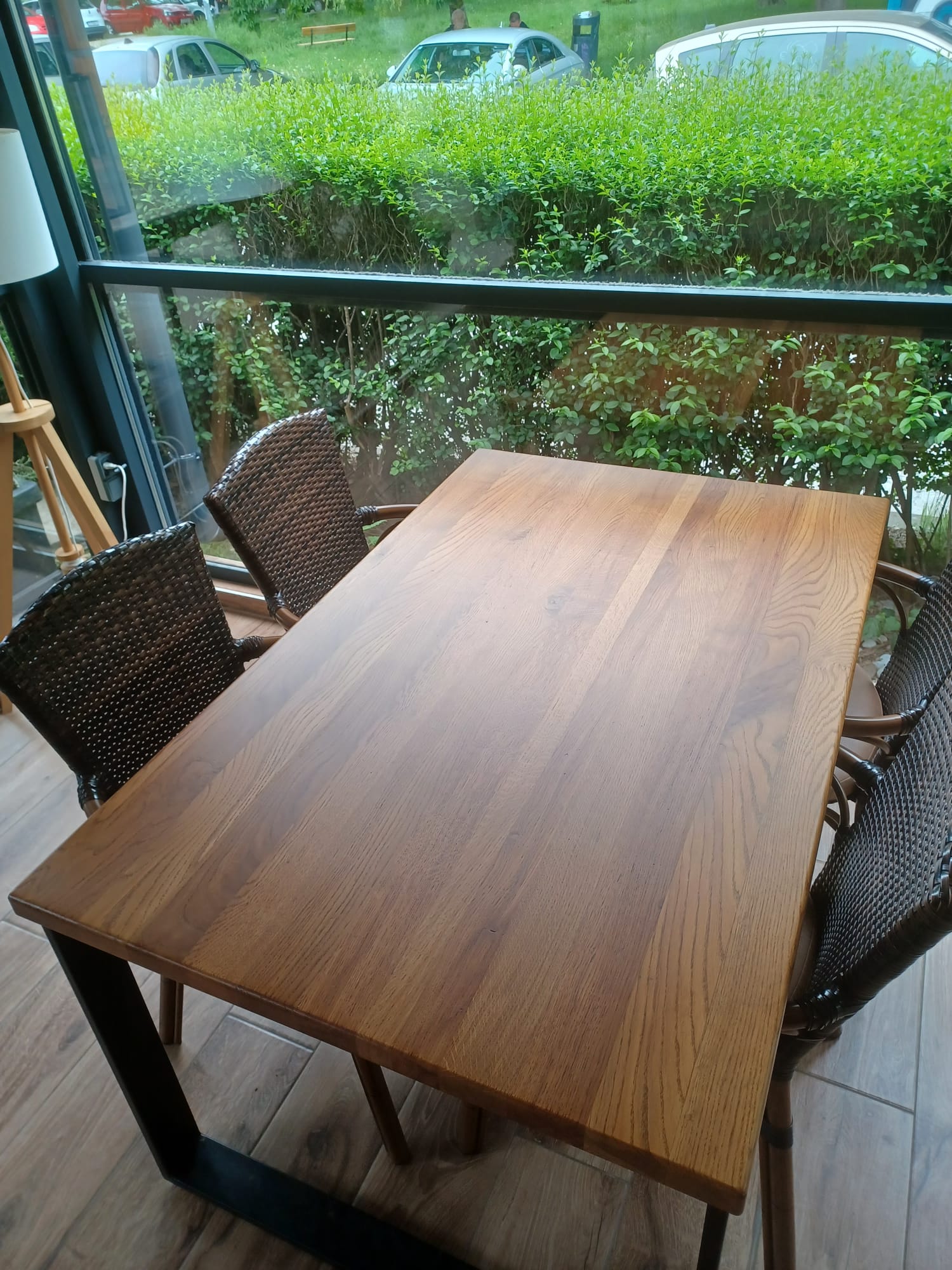 Rustikalni drveni stol s prirodnom obradom