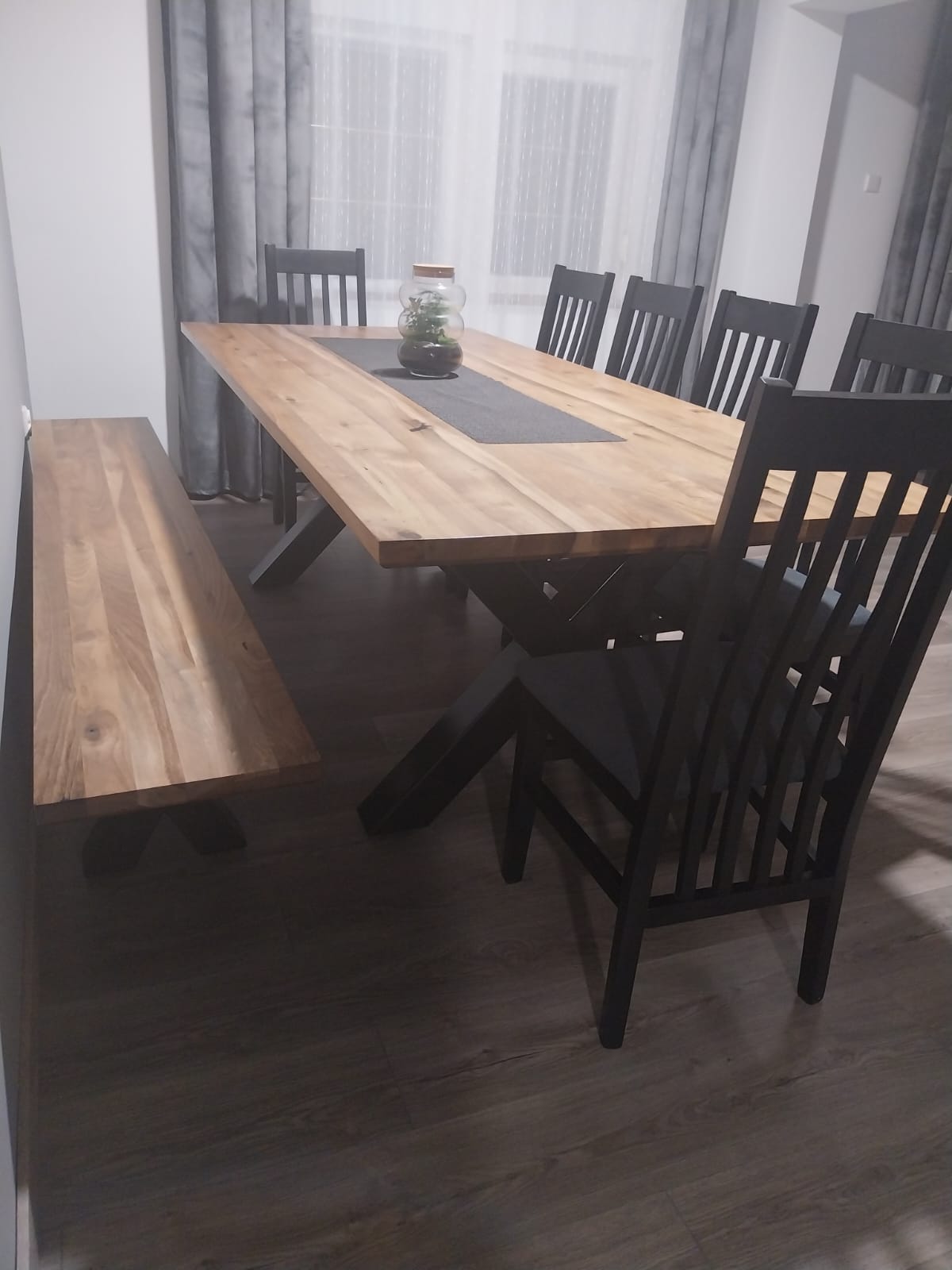 Drveni stol s metalnim nogama