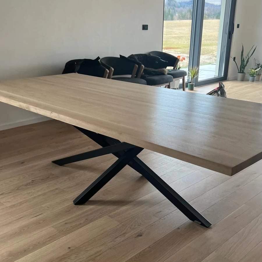 Masivni stol za vanjski prostor