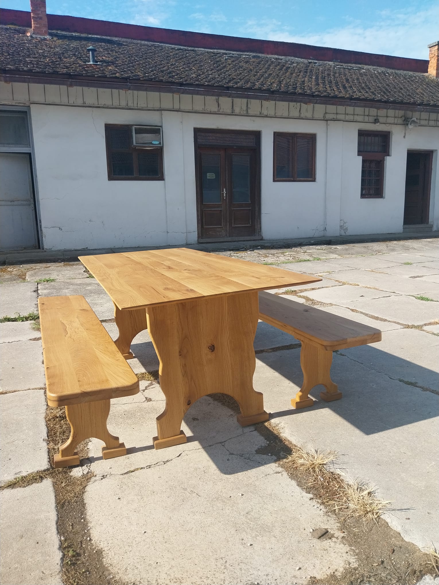 Drveni stol s prirodnim rubovima