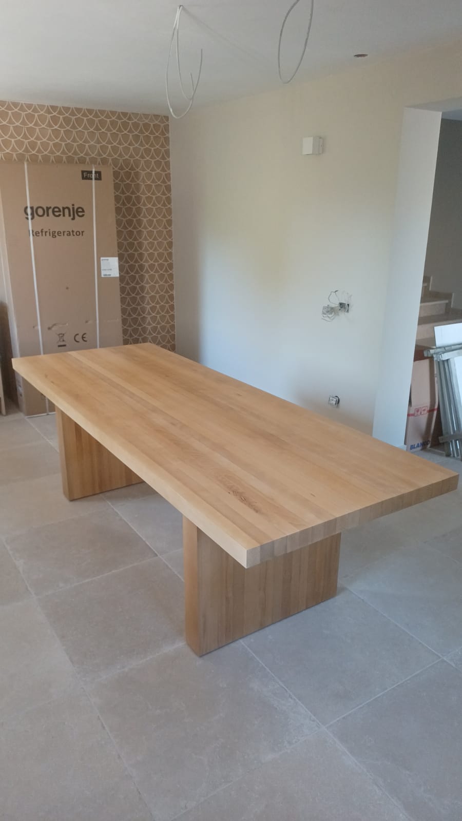 Elegantni drveni stol za blagovaonicu