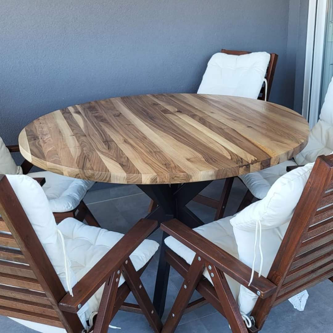 Drveni stol s unikatnim dizajnom