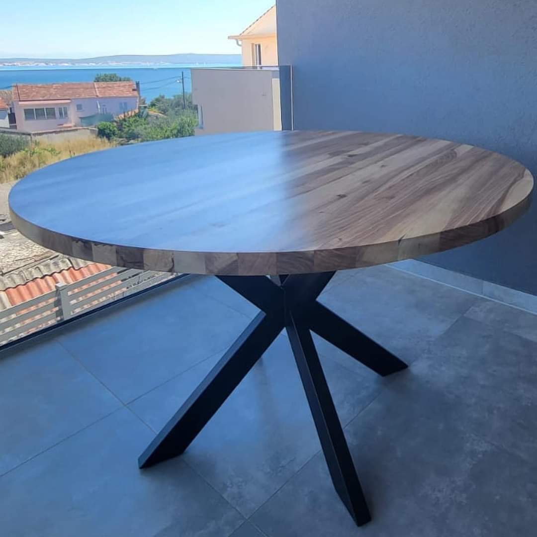 Stol od masivnog drveta za vrt