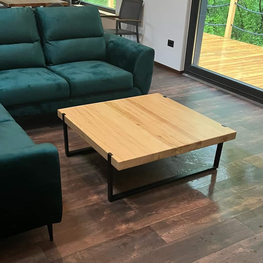 Ručno izrađeni drveni stol